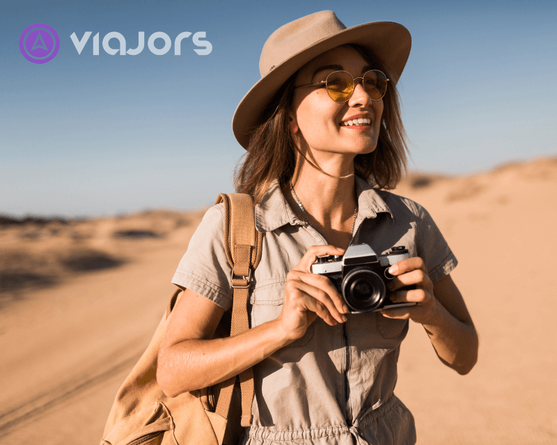 Viajante explorando um destino com tranquilidade